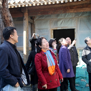 闫傲霜主持召开加强老城保护与有机更新课题推进座谈会并到西城区调研