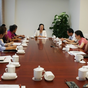 闫傲霜主持召开推动民营企业高质量发展座谈会