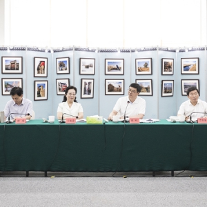 闫傲霜出席雄安新区乡愁文化保护与利用座谈会暨&ldquo;记得住乡愁&rdquo;摄影展