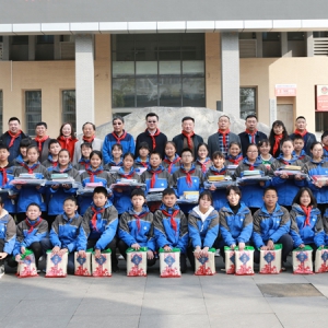 致公党东城区委为四川德阳500名贫困学生捐赠书包和学习用品