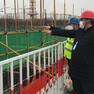 于跃：驻守工地 共抗时艰