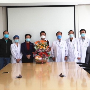 闫傲霜看望中日友好医院援鄂医疗队队长段军等同志并召开座谈会