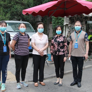 闫傲霜到新街口街道南小街社区看望市委机关下沉干部