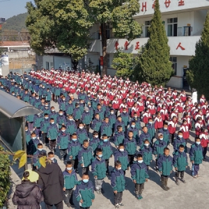 致公党北京市委向凉山州普格县小学生捐赠冬衣
