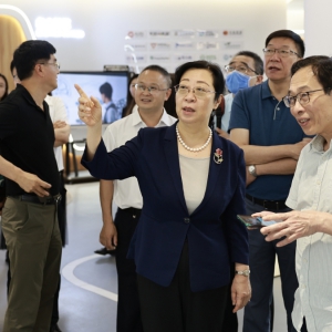 闫傲霜带队就推动北京医药健康产业高质量发展赴广州调研