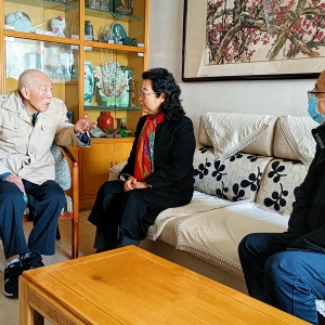 闫傲霜看望致公党中央原常务副主席杜宜瑾