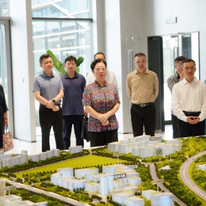 闫傲霜带队赴亦庄国际医药创新公园调研