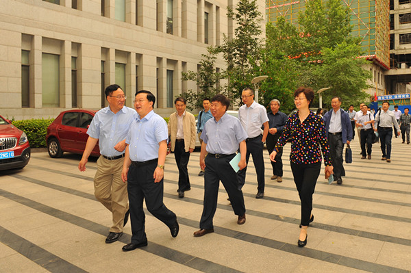 谢朝华陪同中央领导调研前沿生物学技术