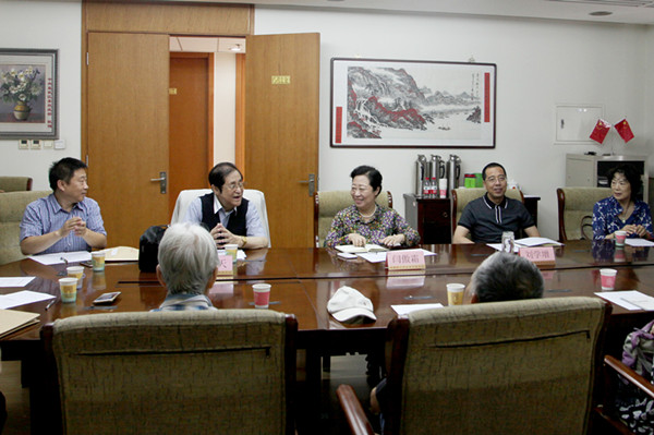 闫傲霜与直属总支部党员座谈