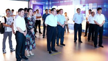 闫傲霜陪同万钢考察北京•贵阳大数据应用展示中心