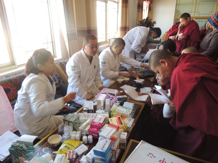 医疗队到米琼日寺巡诊.jpg