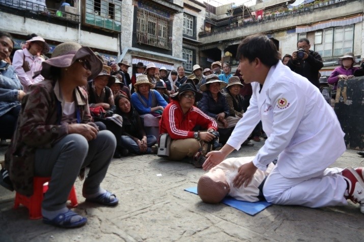 向藏民讲解急救知识.jpg