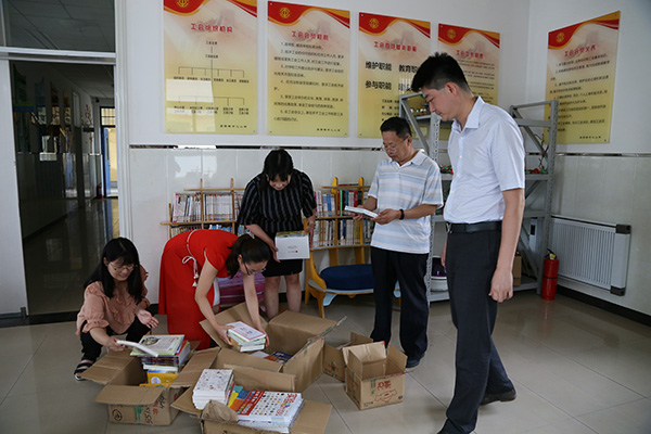 2018年7月27日，致公党通州区工委开展图书捐赠活动-2.jpg