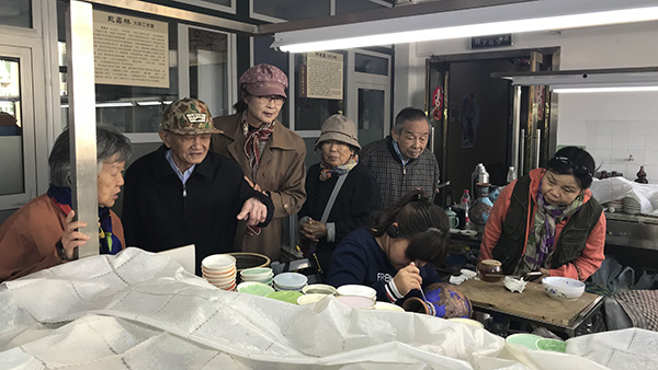 2018年10月17日，致公党东城区委老龄委重阳节组织老党员参观北京市珐琅厂-2.jpg