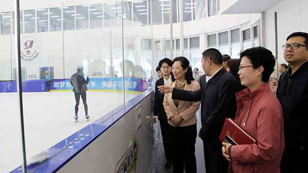 2019年4月17日，闫傲霜就“大力推动冬季运动普及”到石景山市民体育冰雪中心调研-考察冰上运动场地.jpg