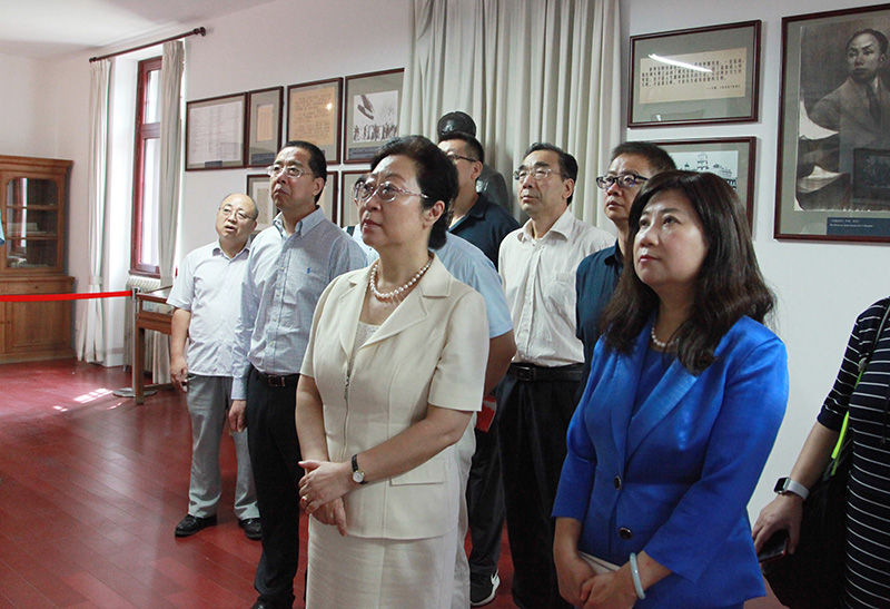 2019年9月4日，致公党市委理论学习中心组（扩大）到北大红楼开展主题教育活动-参观二楼展陈.jpg