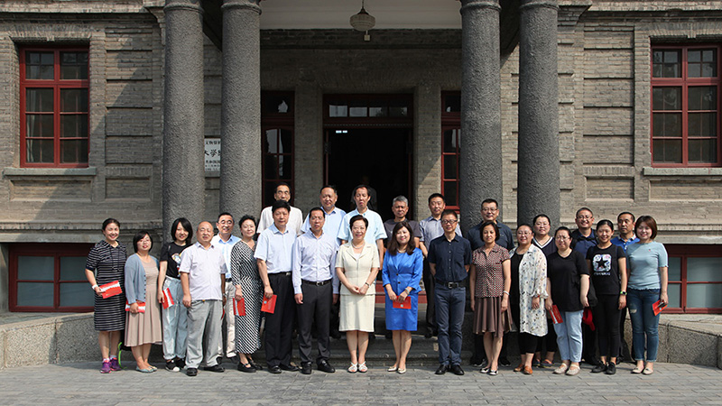 2019年9月4日，致公党市委理论学习中心组（扩大）到北大红楼开展主题教育活动-合影.jpg