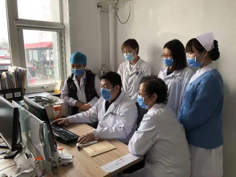 陈冬生大夫（前排中间）在工作中.jpg
