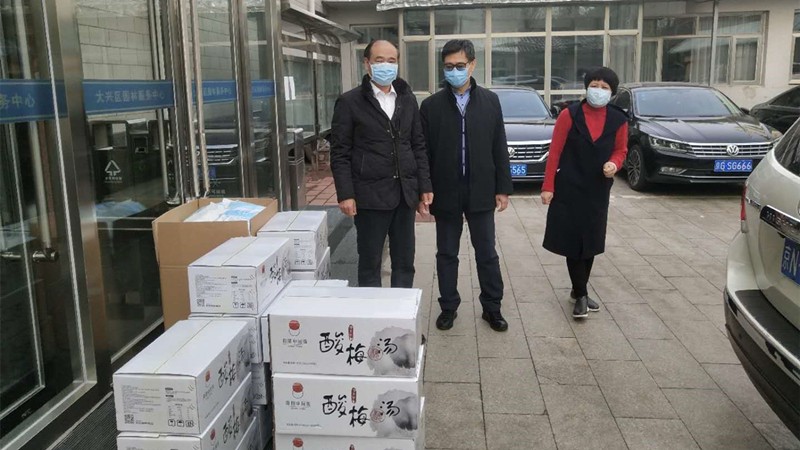 20200221王冬向大兴区园林中心捐赠防护口罩和饮品_副本.jpg