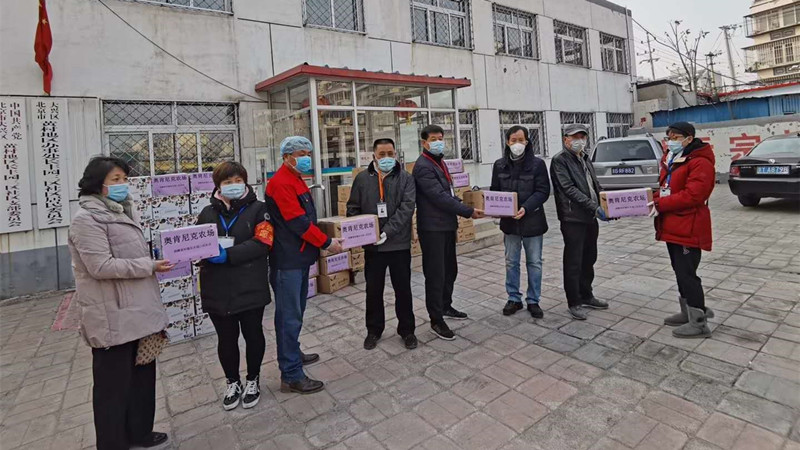 20200228大兴区总支为社区一线送去慰问物资_副本.jpg