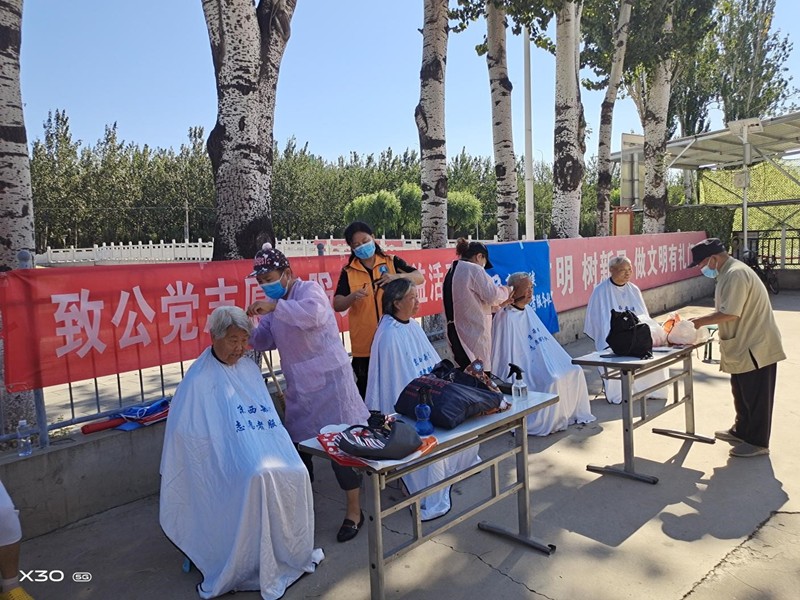 20200909致公党门头沟区支部到龙泉镇水闸西路社区和城子村开展志愿者服务_副本.jpg