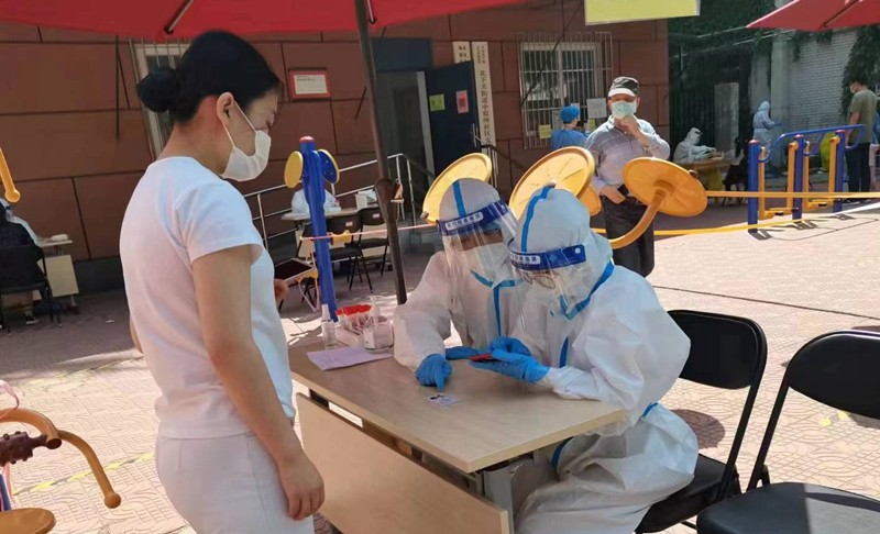邵云龙（左侧）支援核酸检测工作_副本.jpg