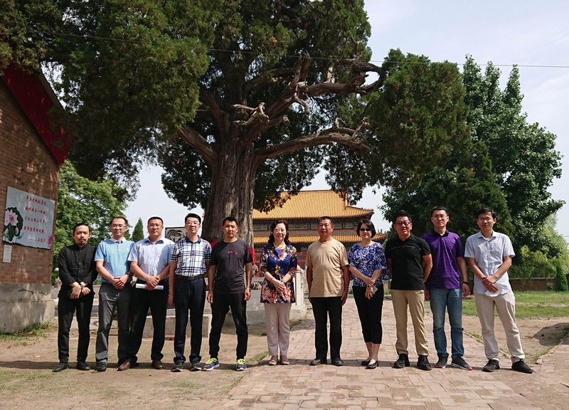 04-2018年5月 市委赴雄安新区调研规划建设， 与容城县晾马台村干部合影_副本.jpg