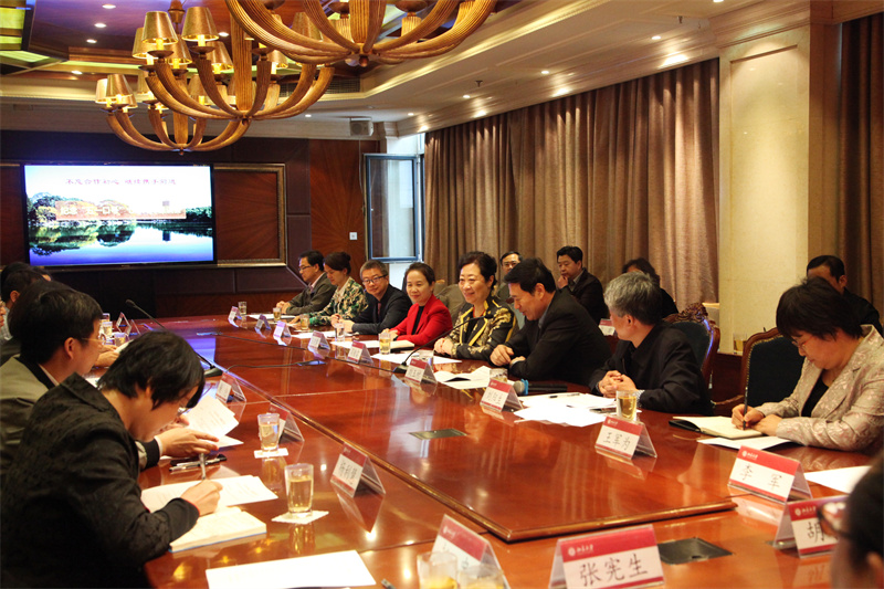 03-2018年4月 闫傲霜在北京大学与党员座谈纪念“五一口号”发布70周年.jpg