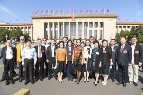 20230406高杰(左四)与参加全国政协第十三届第四次会议的全体侨联界委员在人民大会堂前合影.png
