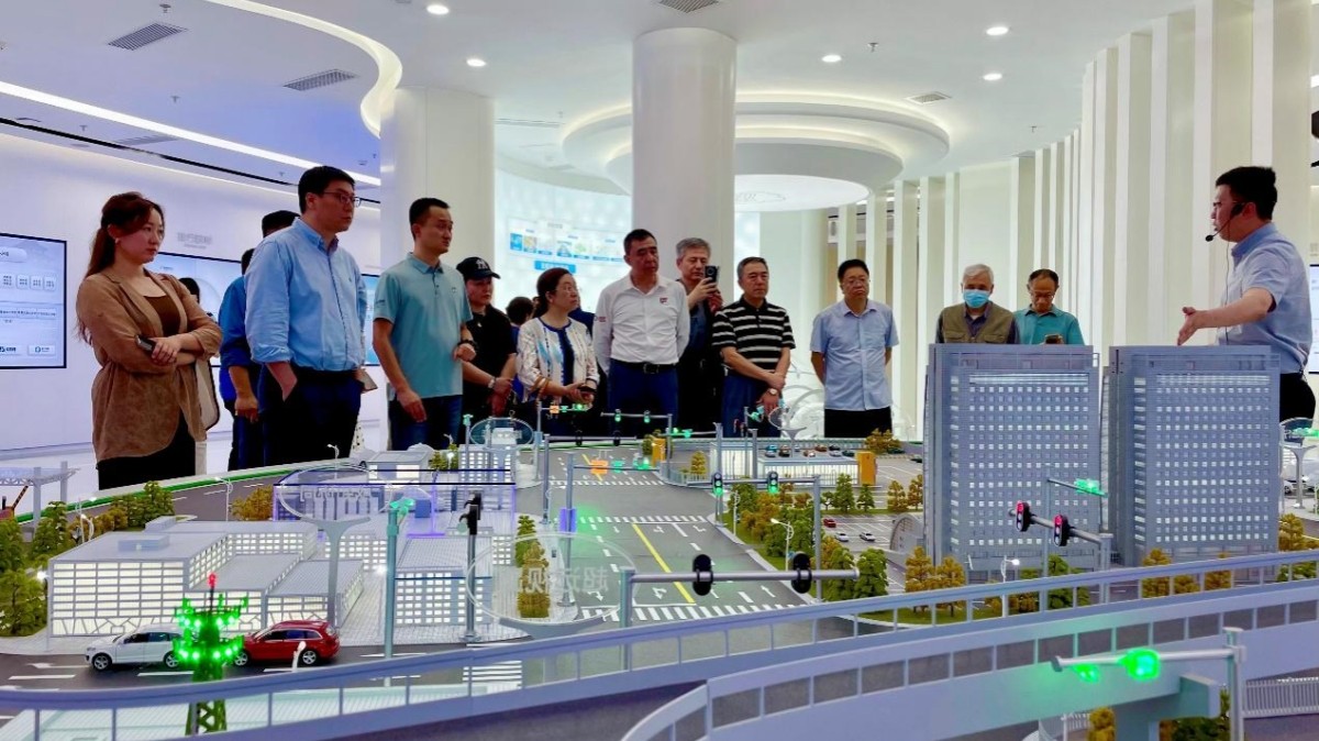 20240517致公党丰台区工委组织考察北京市高级别自动驾驶示范区2_1200.jpg