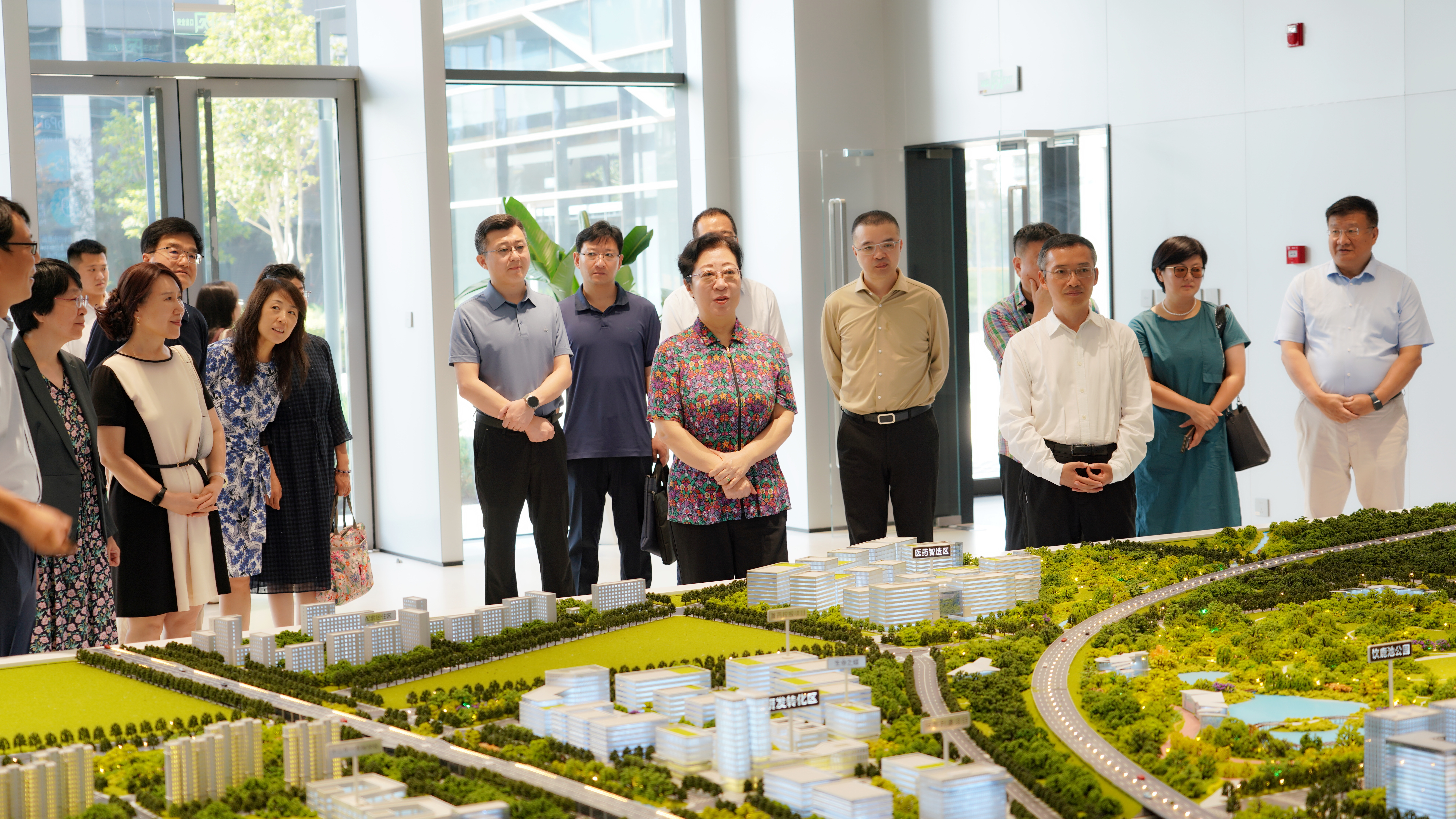 20250807闫傲霜带队赴亦庄国际医药创新公园调研2.JPG