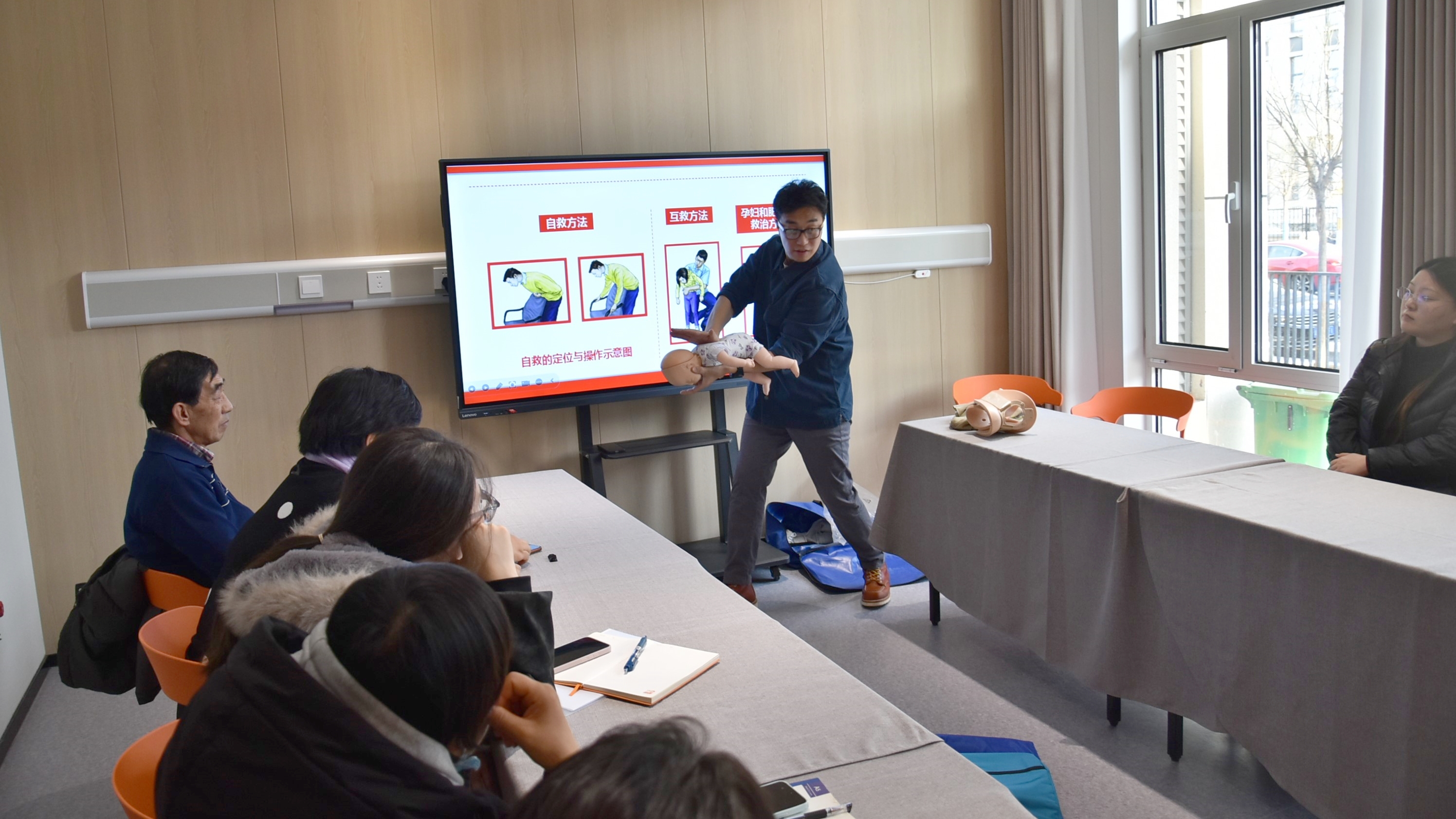 20251218-1219致公党北京市委在门头沟区开展“京致健康”急救知识讲座——在大峪街道讲座-1200.jpg